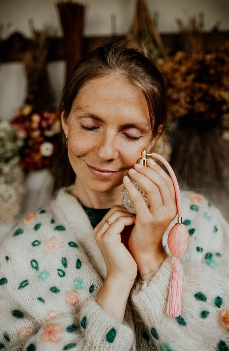 Julia Mafalda Viviani prowadzi warsztaty aromaterapii i kurs tworzenia własnych perfum w Olejkowej Szkole.