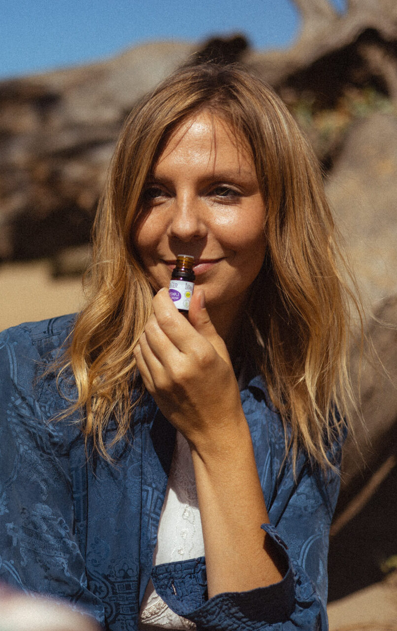 Aromaterapia i dźwiękoterapia w praktyce – uczestniczka warsztatów Aromatic Sounds doświadcza relaksu przez zapach, ruch i medytację.