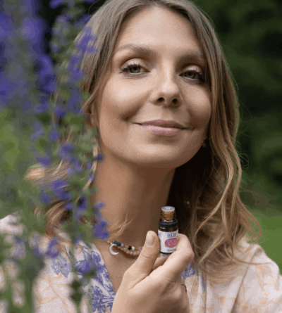 Julia Mafalda Viviani trzyma buteleczkę olejku eterycznego Oilo -ekspertka od aromaterapii i naturalnych perfum