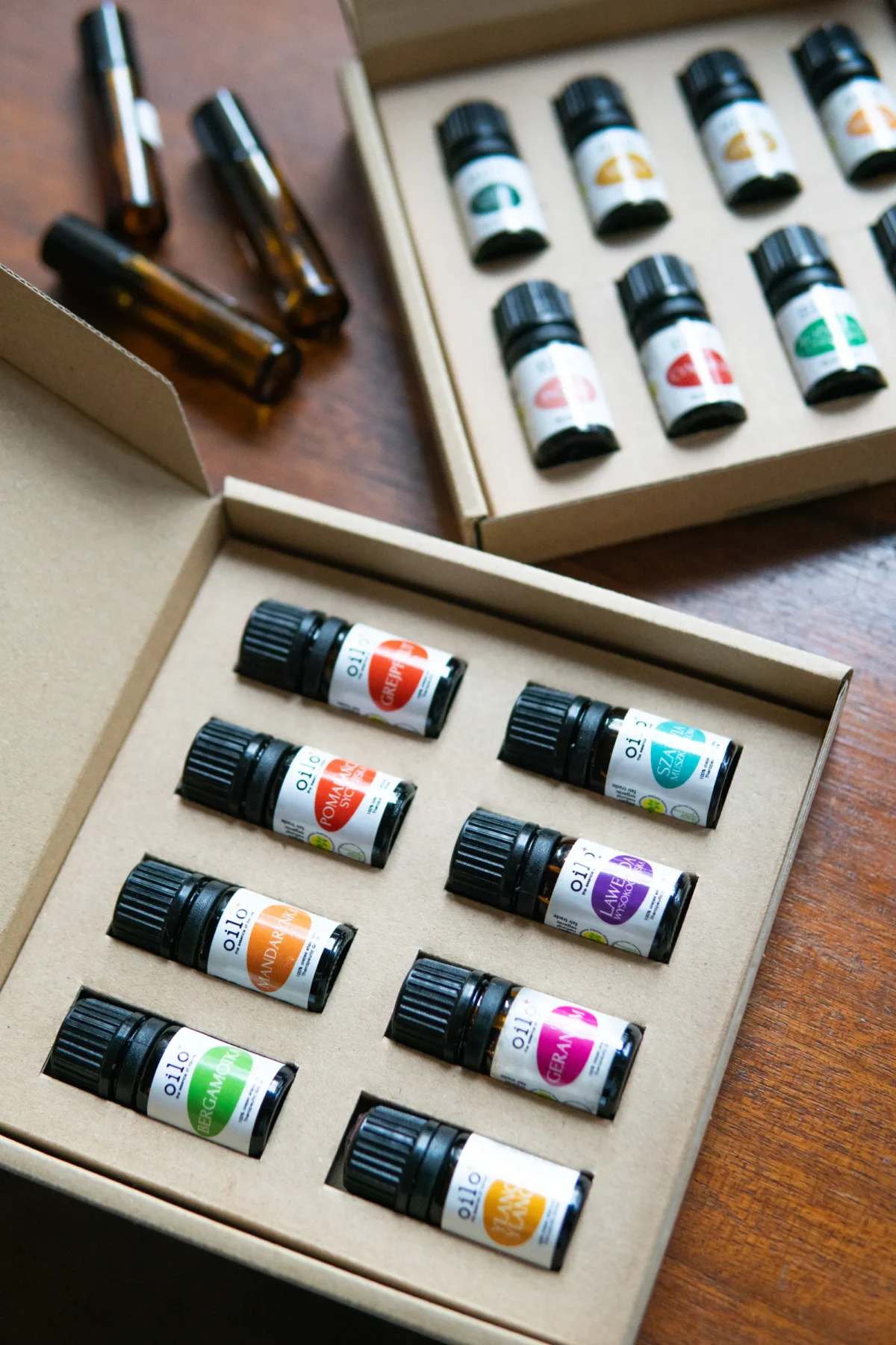 Zestaw olejków eterycznych w eleganckim pudełku – naturalne zapachy i aromaterapia.