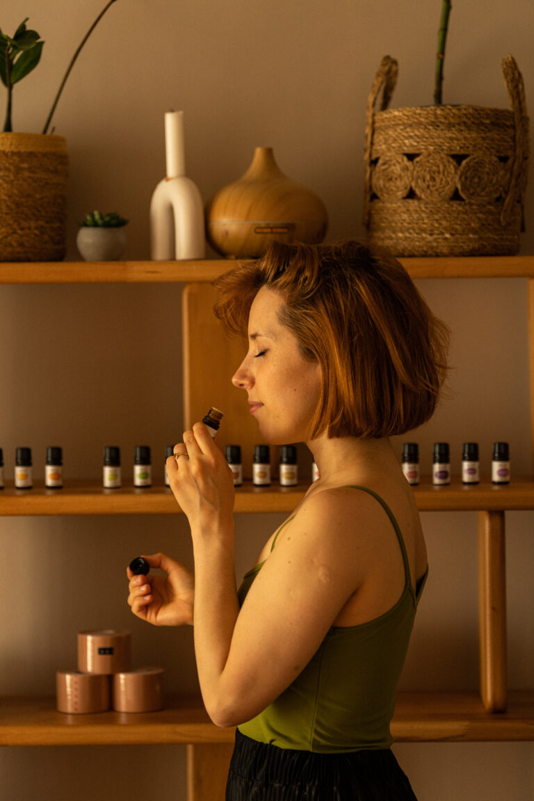 Praktyczne warsztaty aromaterapii w Olejkowej Szkole, odkrywanie relaksacyjnych właściwości olejków eterycznych i tworzenie unikalnych zapachów