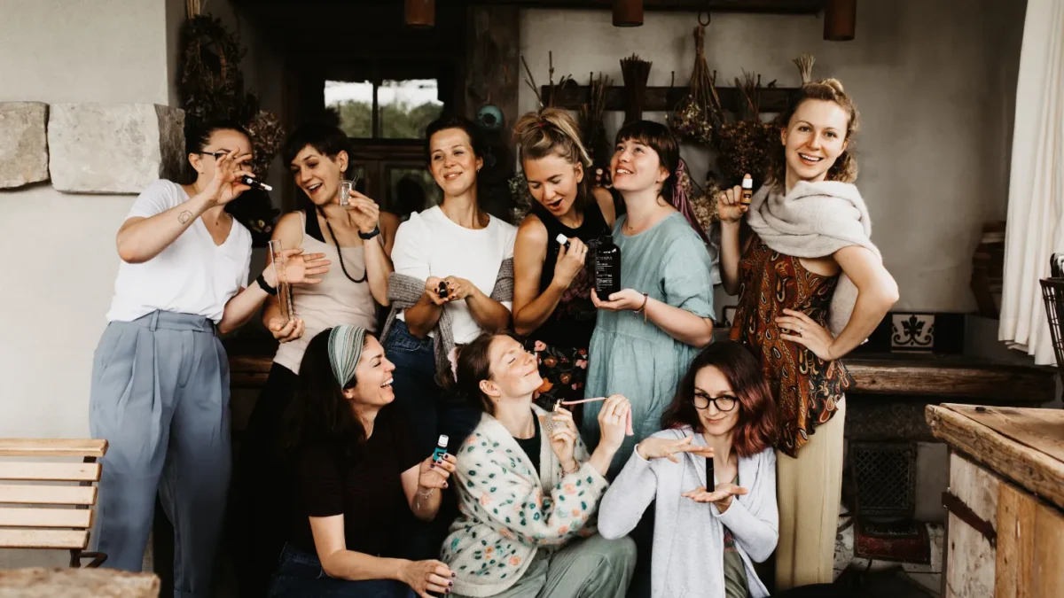 Kobiety na kursie aromaterapii, otoczone zapachami natury, komponują unikalne mieszanki zapachowe. Naturalne zapachy i radość z odkrywania aromaterapii – warsztaty pełne inspiracji.