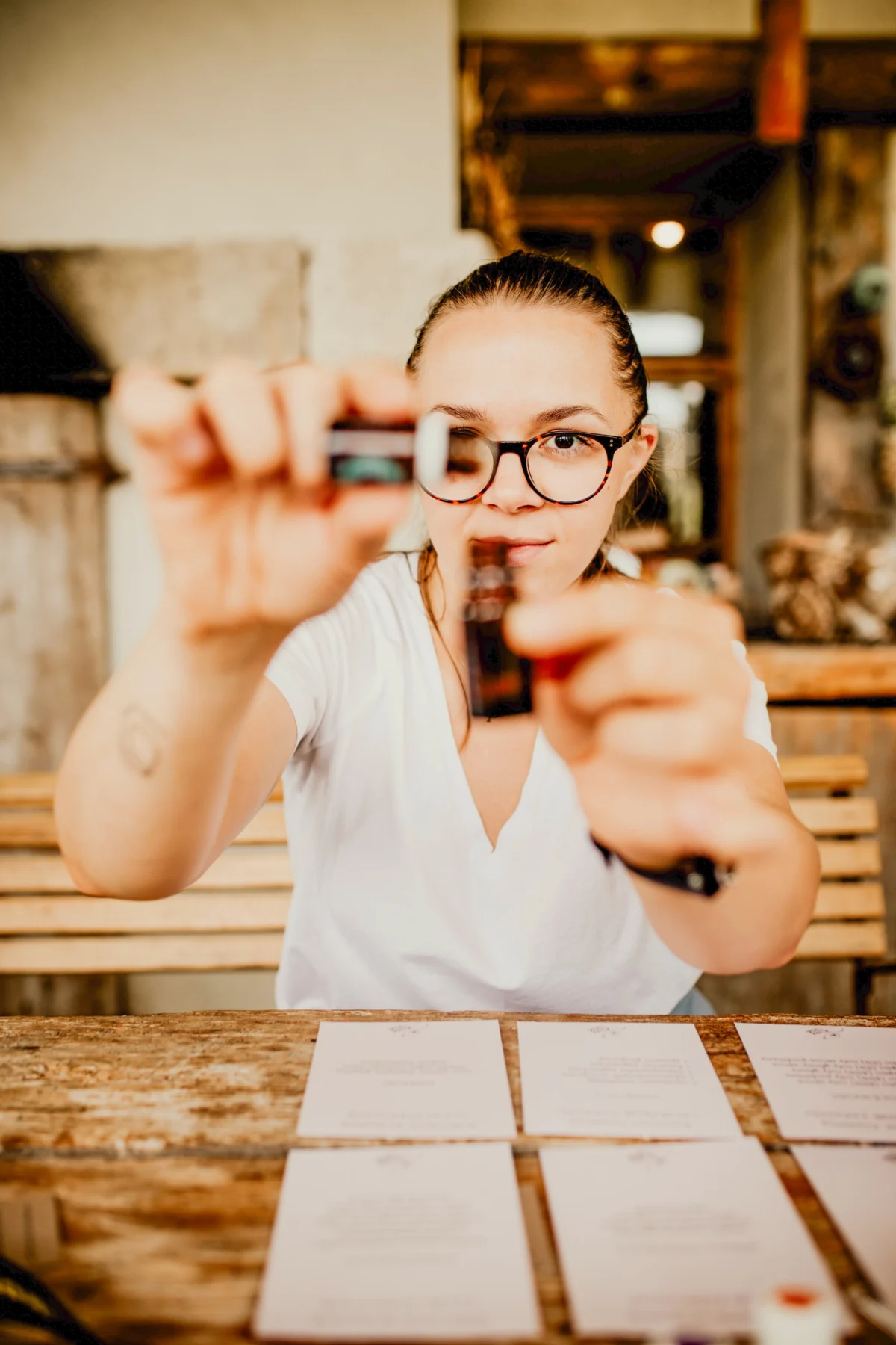 kobieta testuje zapach - warsztaty tworzenia perfum naturalnych w Warszawie