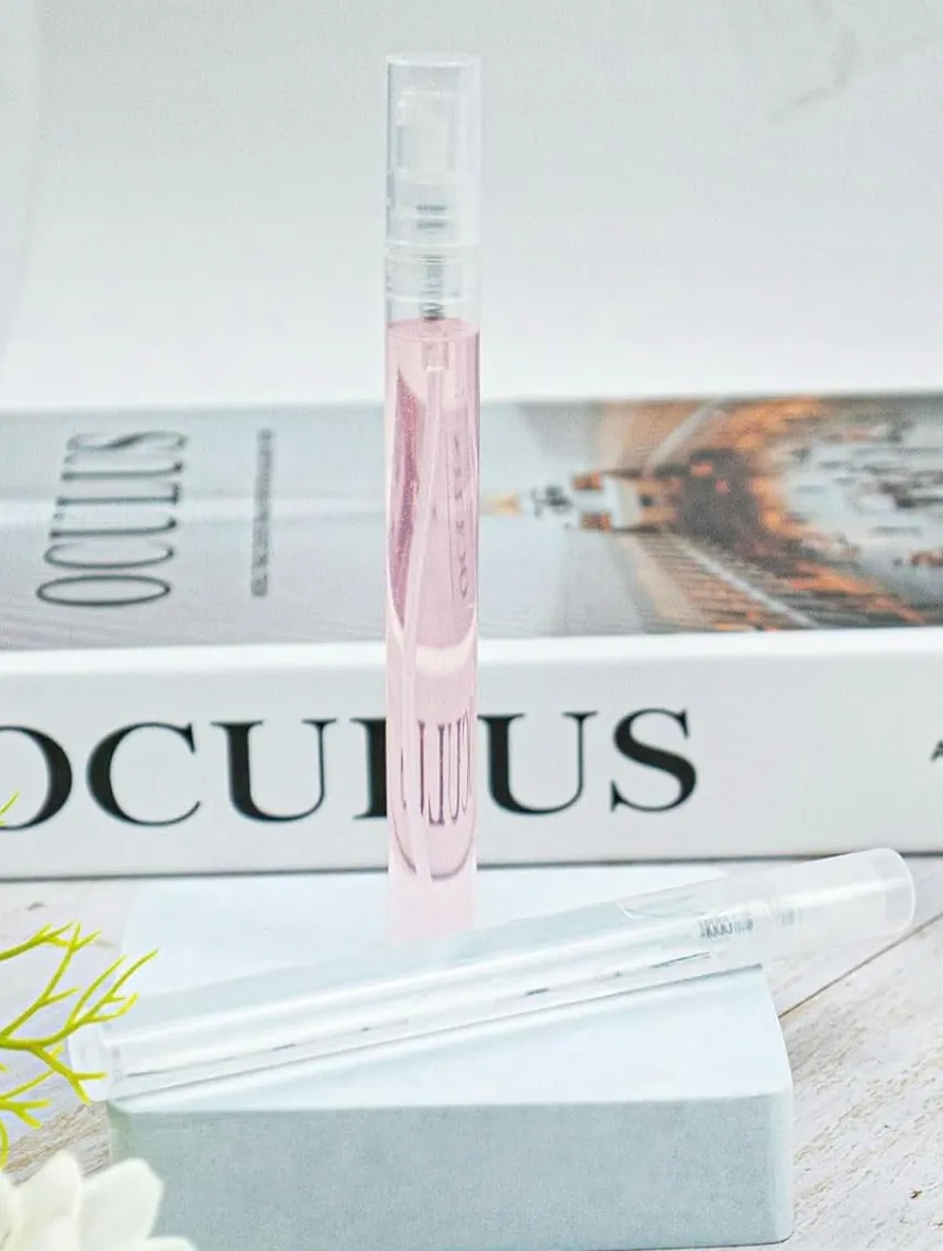 Szklana fiolka z naturalnym zapachem – delikatny aromat i estetyka aromaterapii.