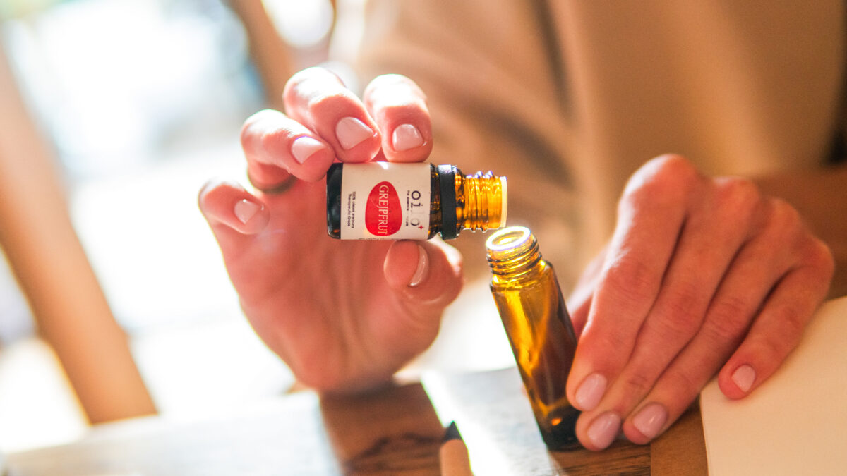 kobieta przelewa olejek eteryczny do buteleczki z pipetą - warsztaty perfumiarskie warszawa