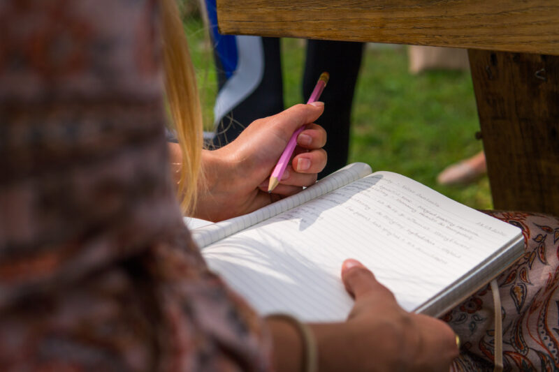 Uczestniczka robiąca notatki podczas warsztatów aromaterapii