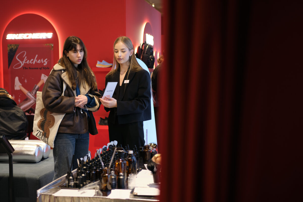 Rozmowy i wybór zapachów podczas wydarzenia Modivo – doświadczenie aromaterapii.