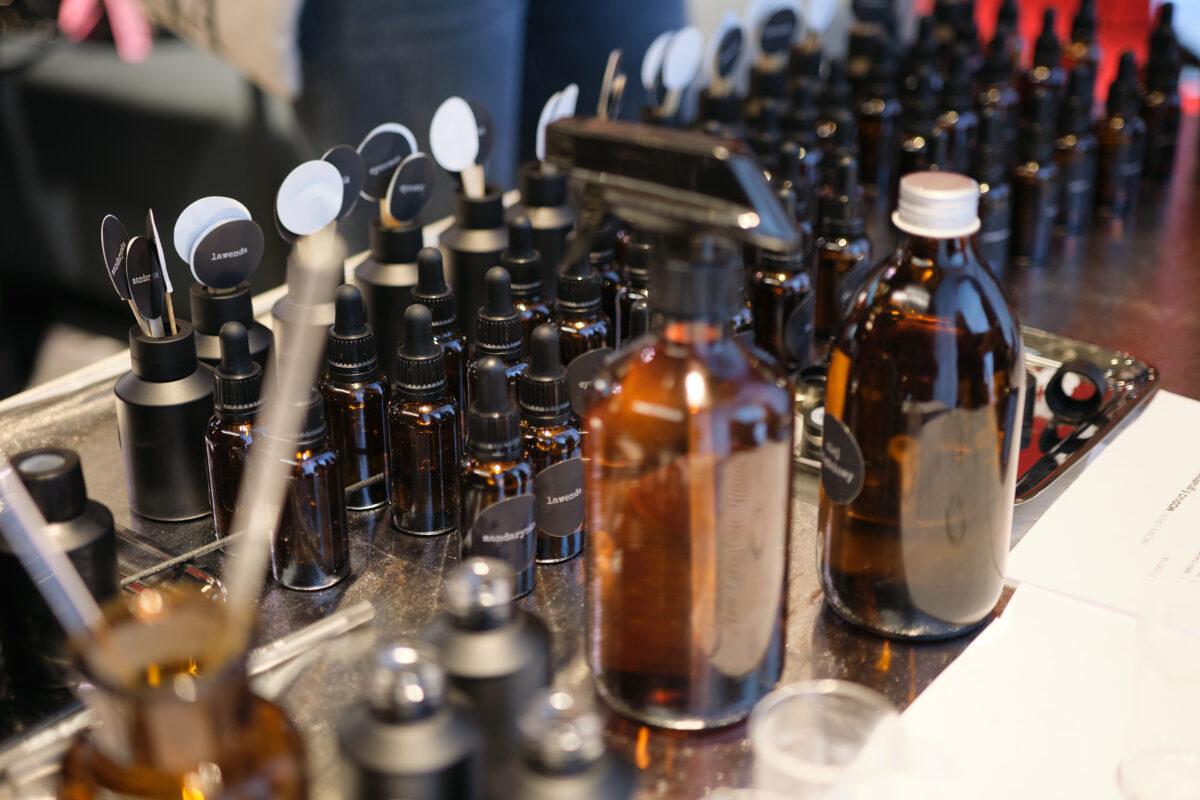 Naturalne olejki i flakoniki zapachowe w strefie relaksu Modivo – aromaterapia eventowa.