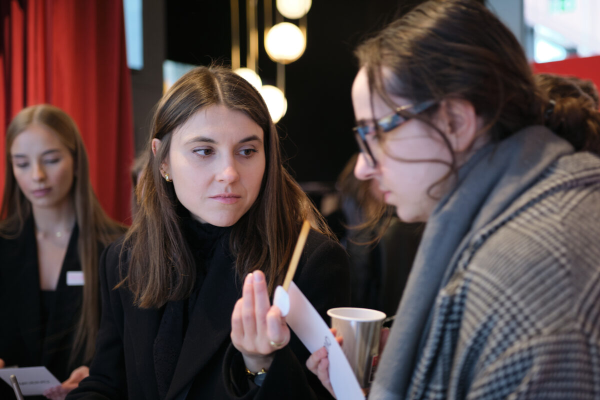 Uczestnicy wydarzenia tworzą własne zapachy z Olejkową Szkołą – warsztaty aromaterapii i relaksu.