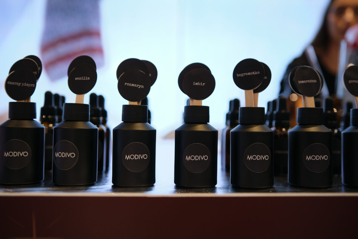Perfumy i olejki Modivo w zapachowej aranżacji – naturalne aromaty na event