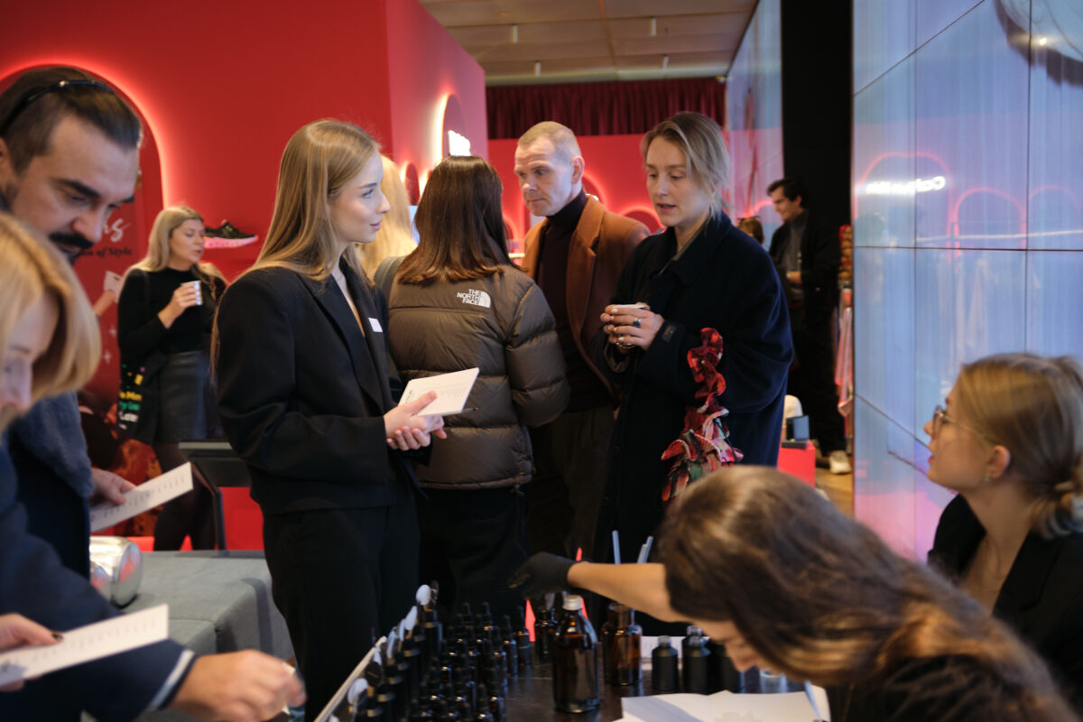 Uczestniczki tworzą własne kompozycje zapachowe – Aroma Strefa olejkowa szkoła.