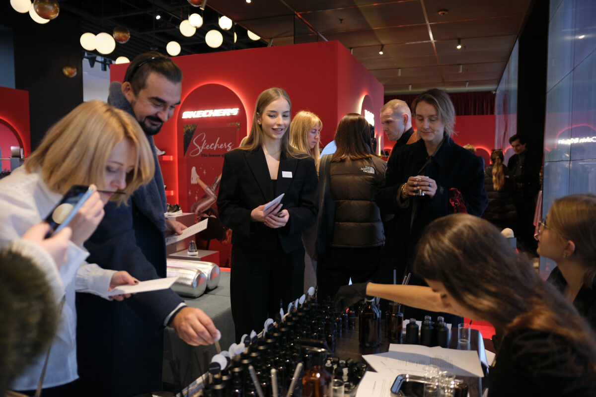 Uczestniczki testują olejki eteryczne przy stoisku – strefa relaksu Modivo.