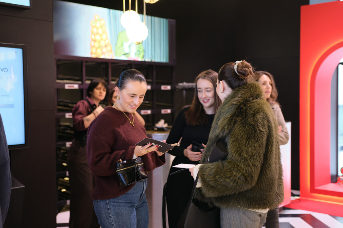 Uczestniczki konsultują zapachy z prowadzącą – warsztaty aromaterapii Olejkowej Szkoły