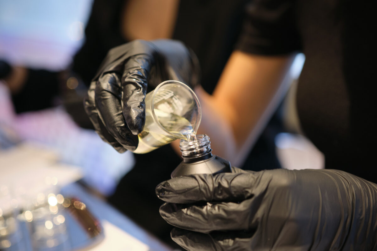 Nalewanie naturalnego olejku eterycznego do butelki – warsztaty zapachowe Olejkowej Szkoły