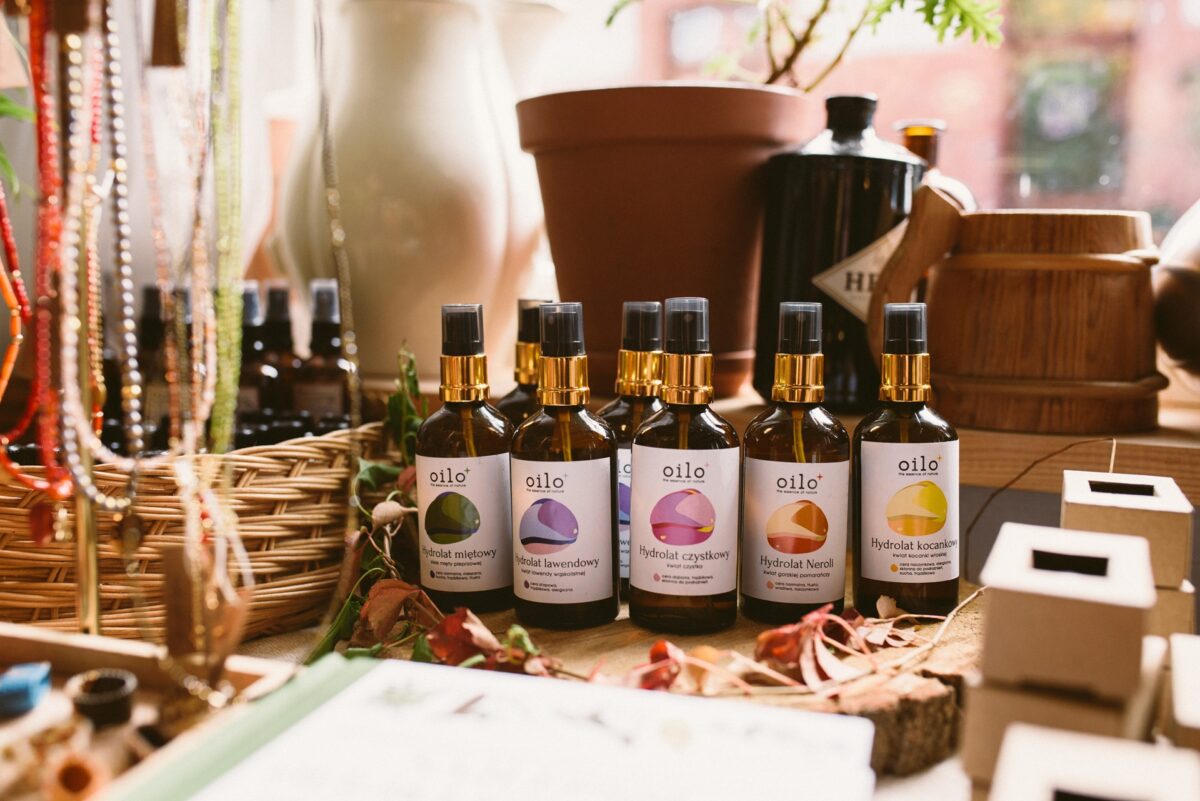 zestaw buteleczek z olejkami i kompozycjami na stole - warsztaty tworzenia perfum