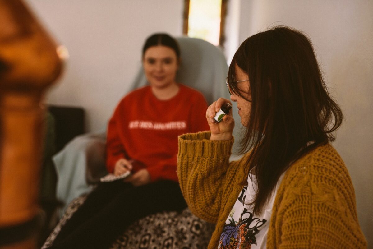 kobiety z zamkniętymi oczami testują olejki na warsztacie perfumiarskim w Warszawie
