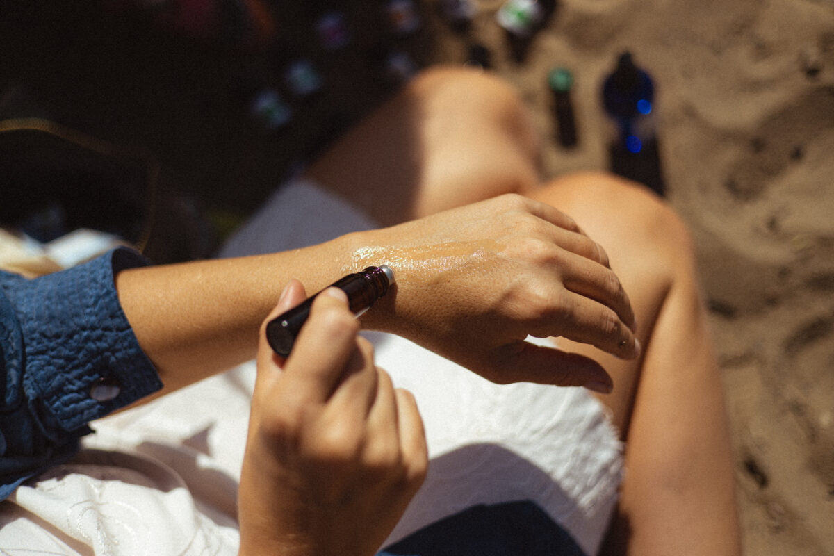 ręka uczestniczki warsztatu testuje kompozycję olejków - warsztat tworzenia własnych perfum