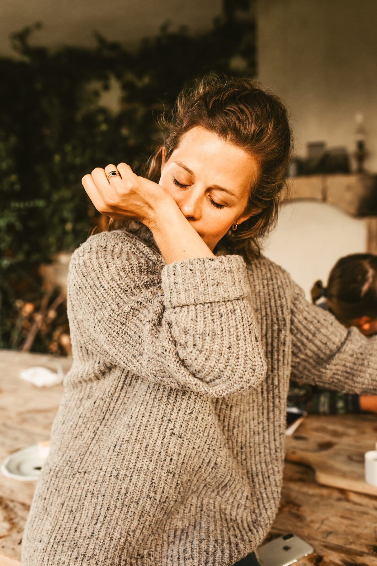 kobieta wącha zapach testując perfumy z olejków eterycznych - warsztaty perfumiarskie warszawa