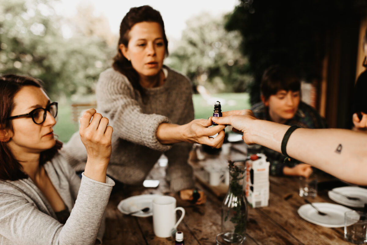 uczestniczki warsztatów zapachowych w warszawie komponują własne mieszanki