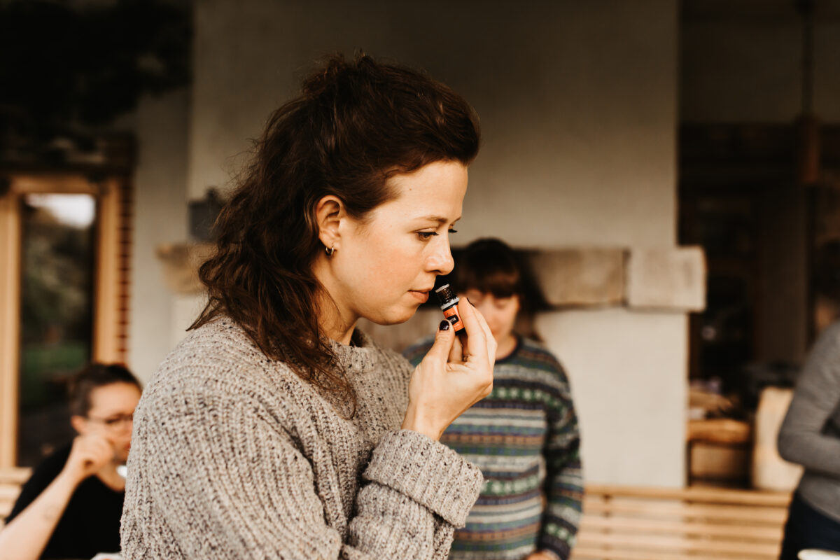 kobieta skupiona na zapachu naturalnym - warsztaty robienia perfum