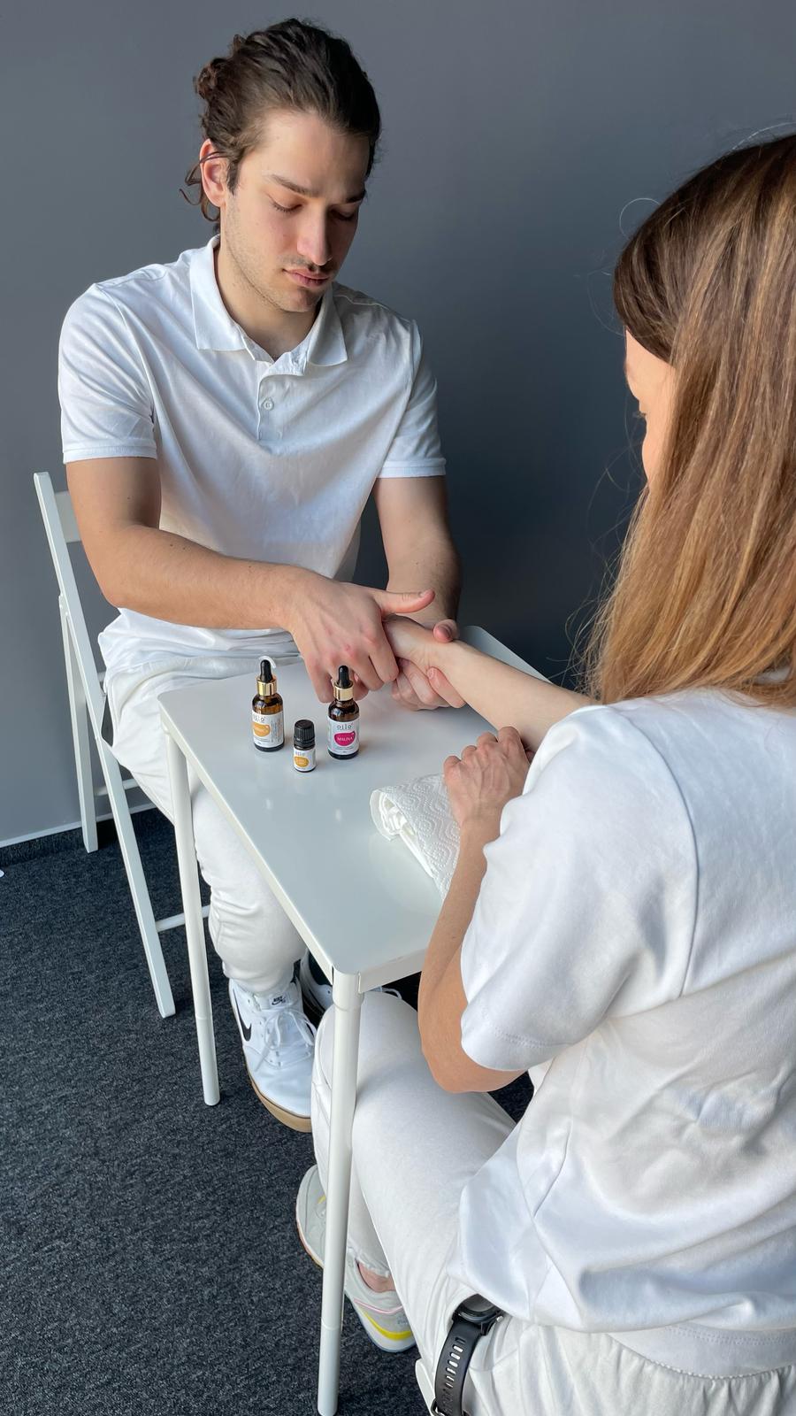 Uważny dotyk dłoni podczas aromatycznej praktyki – relaks i harmonia zapachu.