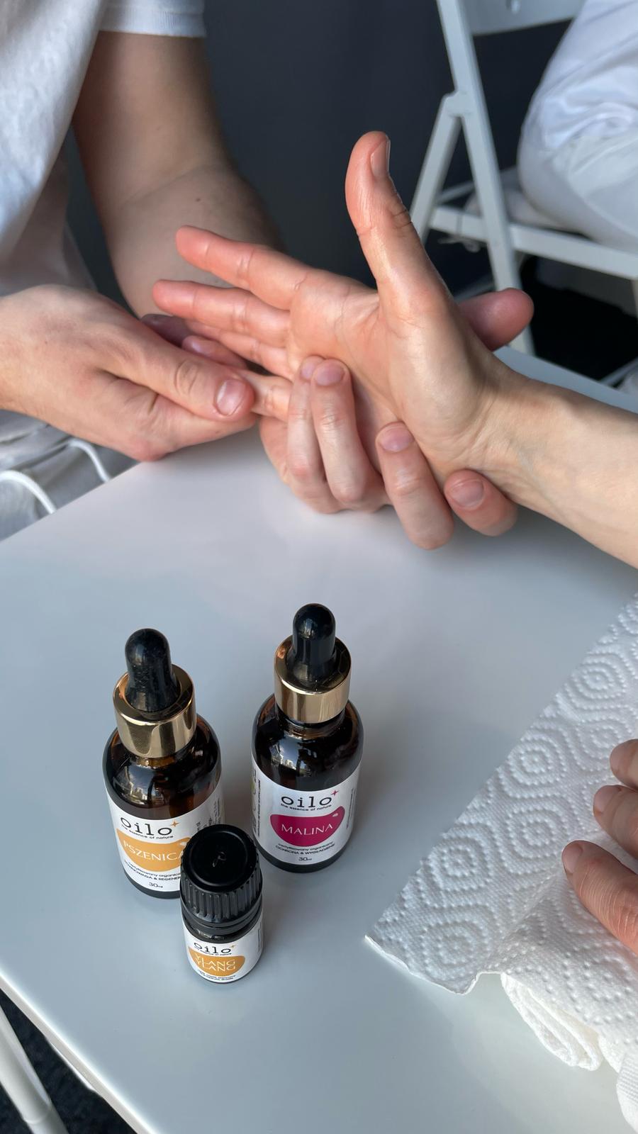 Masaż dłoni z użyciem naturalnych olejków – doświadczenie relaksu i uważności.