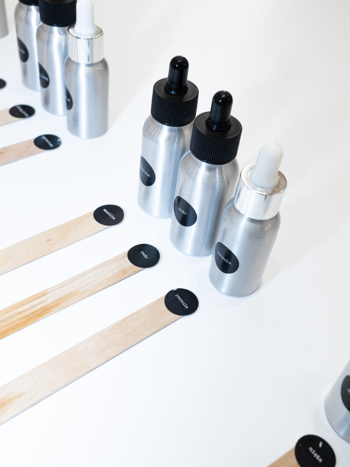 Naturalne olejki i próbki zapachów na białym tle – aromaterapia w praktyce.