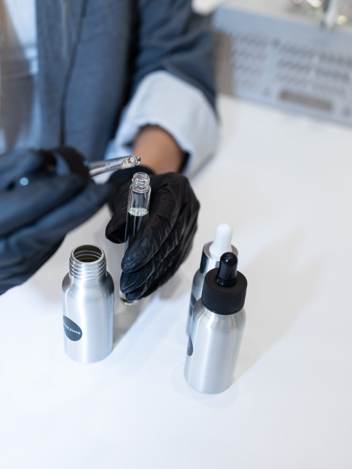 Eksperymentowanie z kompozycjami zapachowymi – warsztaty Olejkowej Szkoły.