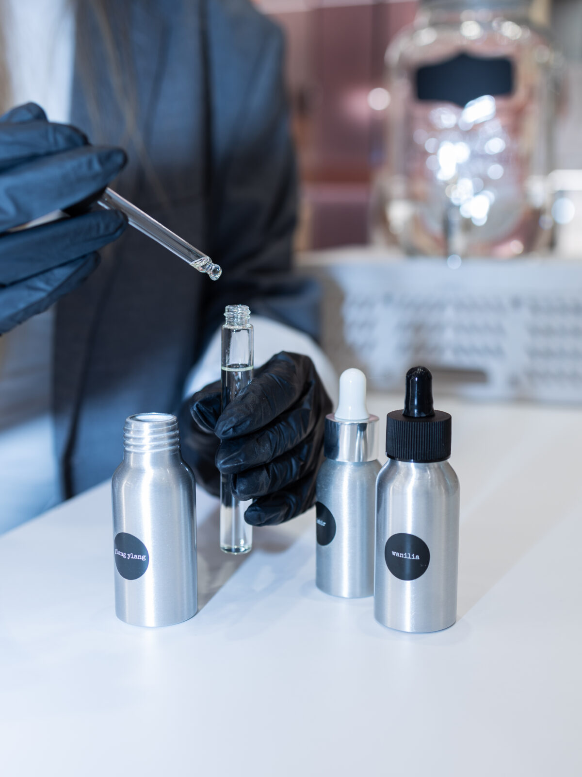 Pipeta z naturalnym olejkiem – proces tworzenia zapachu w Aroma Strefie.