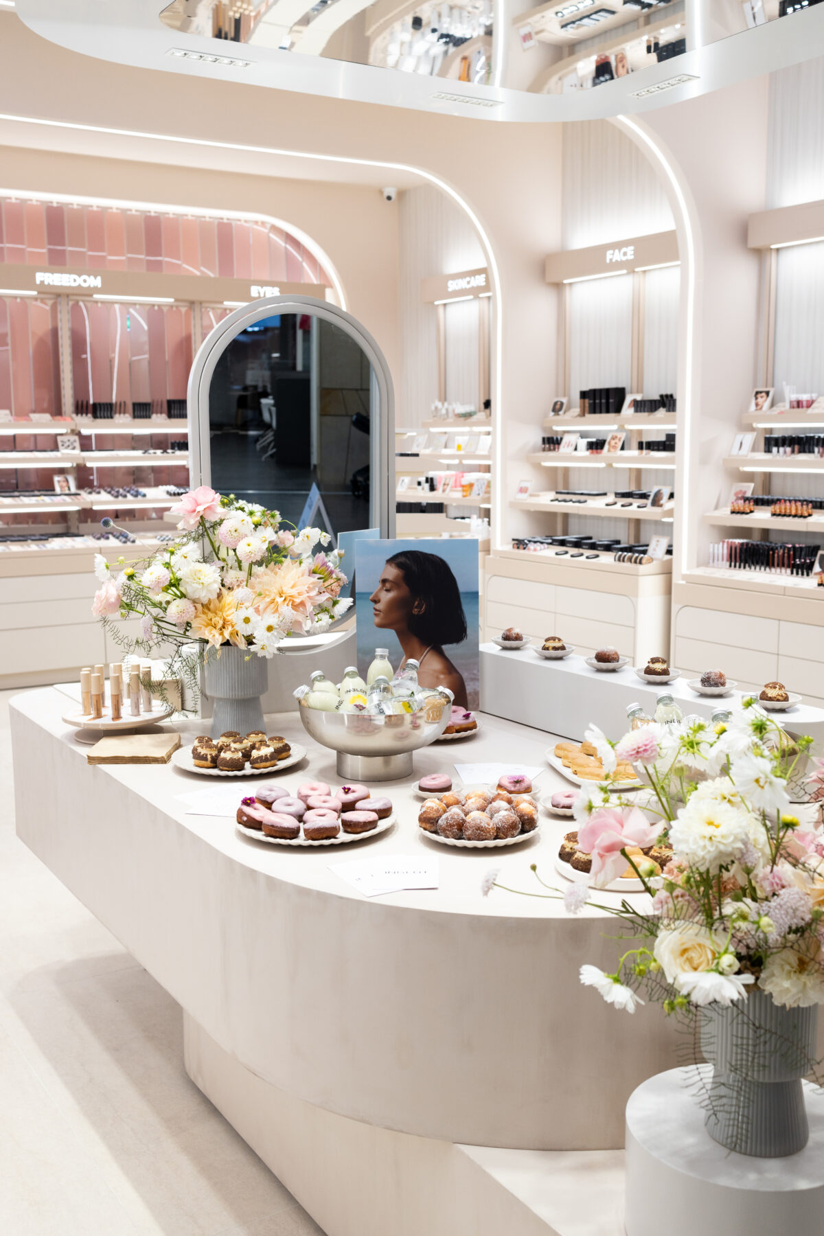 Zapachowa przestrzeń z kwiatami i słodkościami – strefa relaksu i harmonii zapachu.