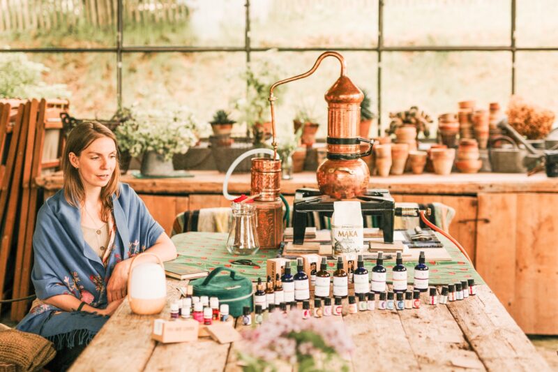Kompozycja z olejkami, destylatorem i materiałami podczas warsztatów aromaterapii
